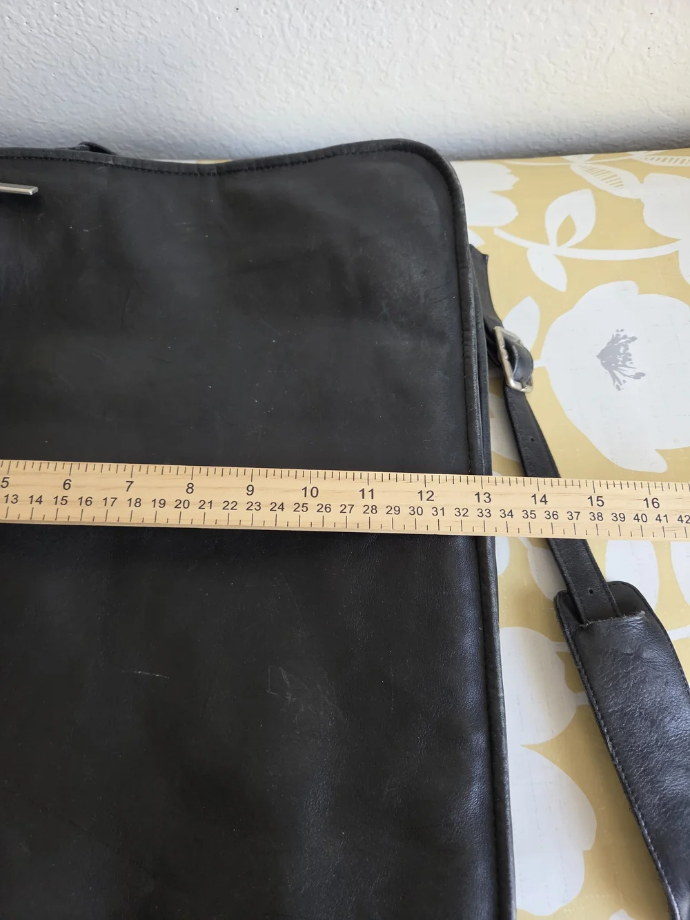Wilsons Black Leather Messenger Bag 8 Pockets